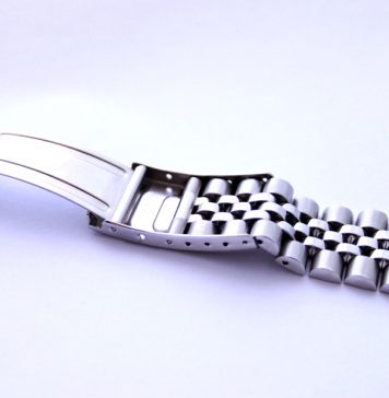 Bracelet de montre en acier avec son fermoir de boucle déployante ouvert