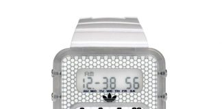Montre digitale blanche avec boîtier transparent, affichage de l'heure et logo Adidas