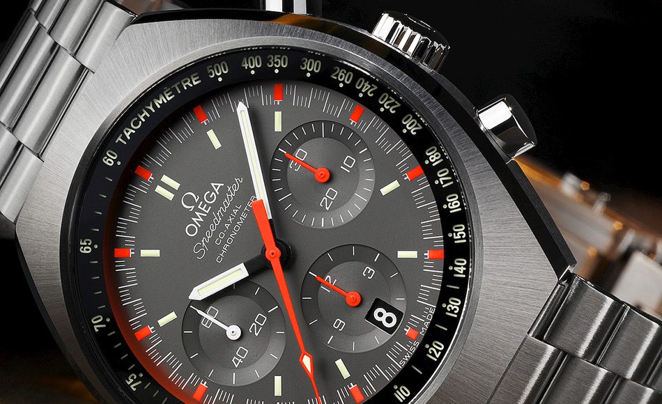 Montre chronographe de prestige avec cadran gris, aiguilles rouges et échelle tachymétrique