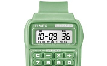 Montre calculatrice numérique verte affichant l'heure et son clavier