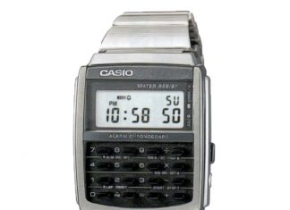 Montre calculatrice numérique vintage argentée avec clavier et écran digital