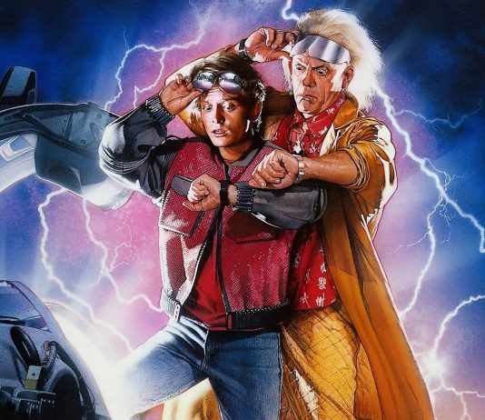 Doc Brown et Marty McFly regardant leurs montres, avec éclair et voiture futuriste