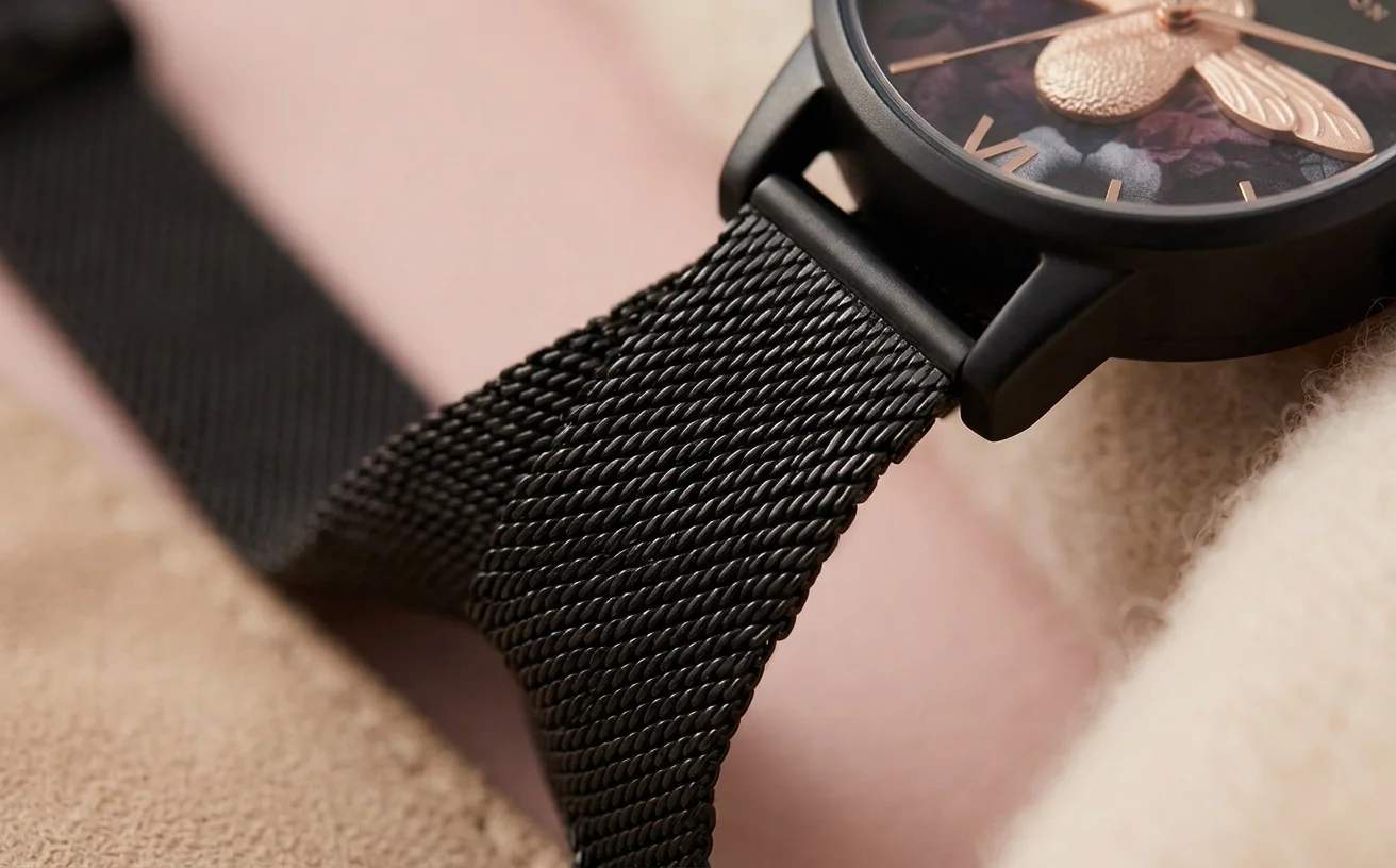 Olivia Burton OB16AD39 maille milanaise noire détail texture bracelet