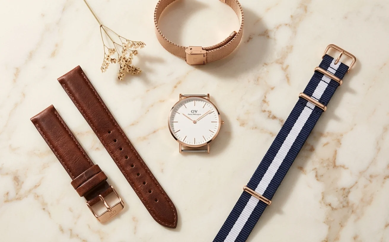 Montre Daniel Wellington femme avec plusieurs bracelets interchangeables (cuir, maille milanaise, NATO) disposés autour